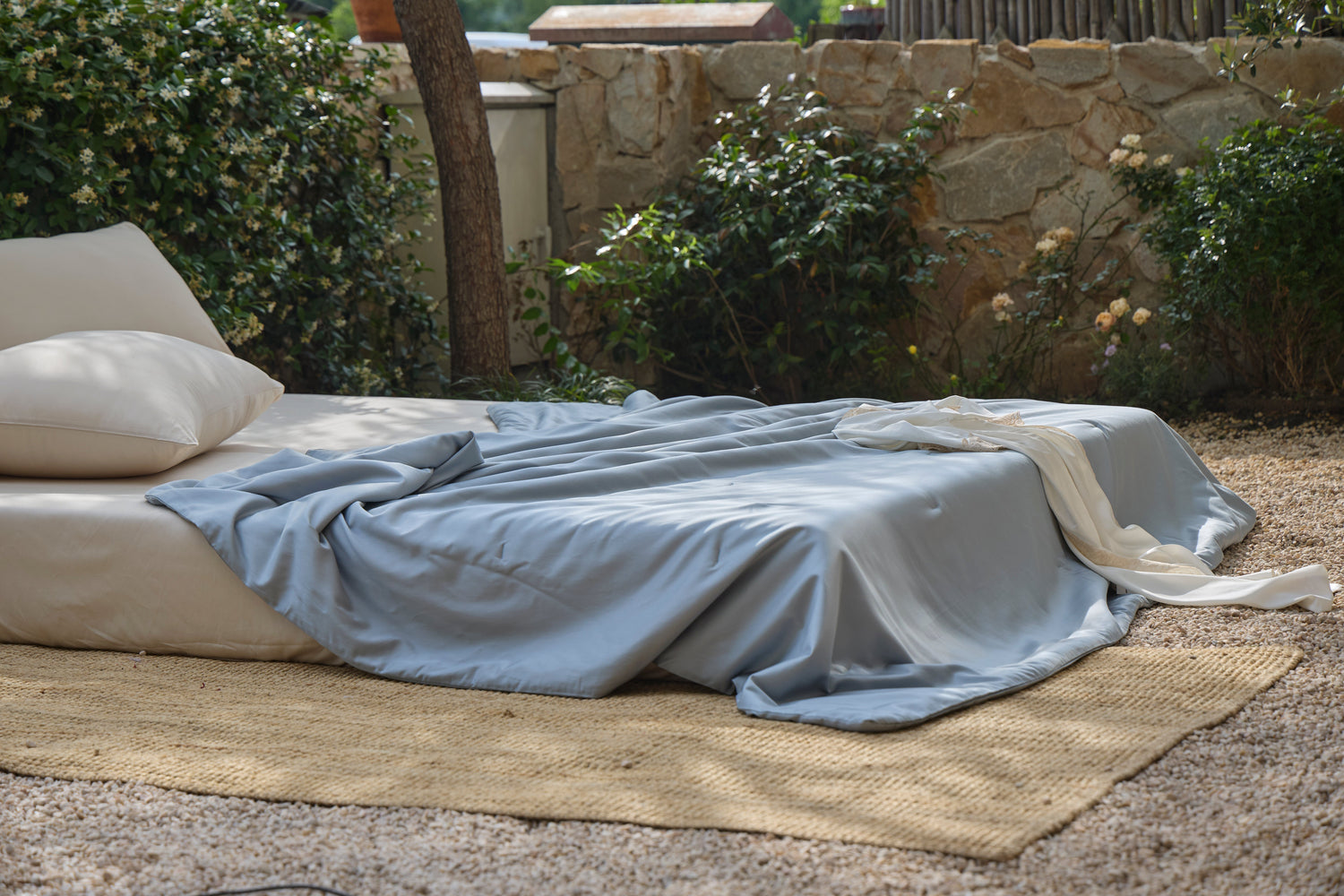Stay Cool All Night: Why the Washable Tencel Silk Cooling Blanket Is Perfect for Hot Sleepers