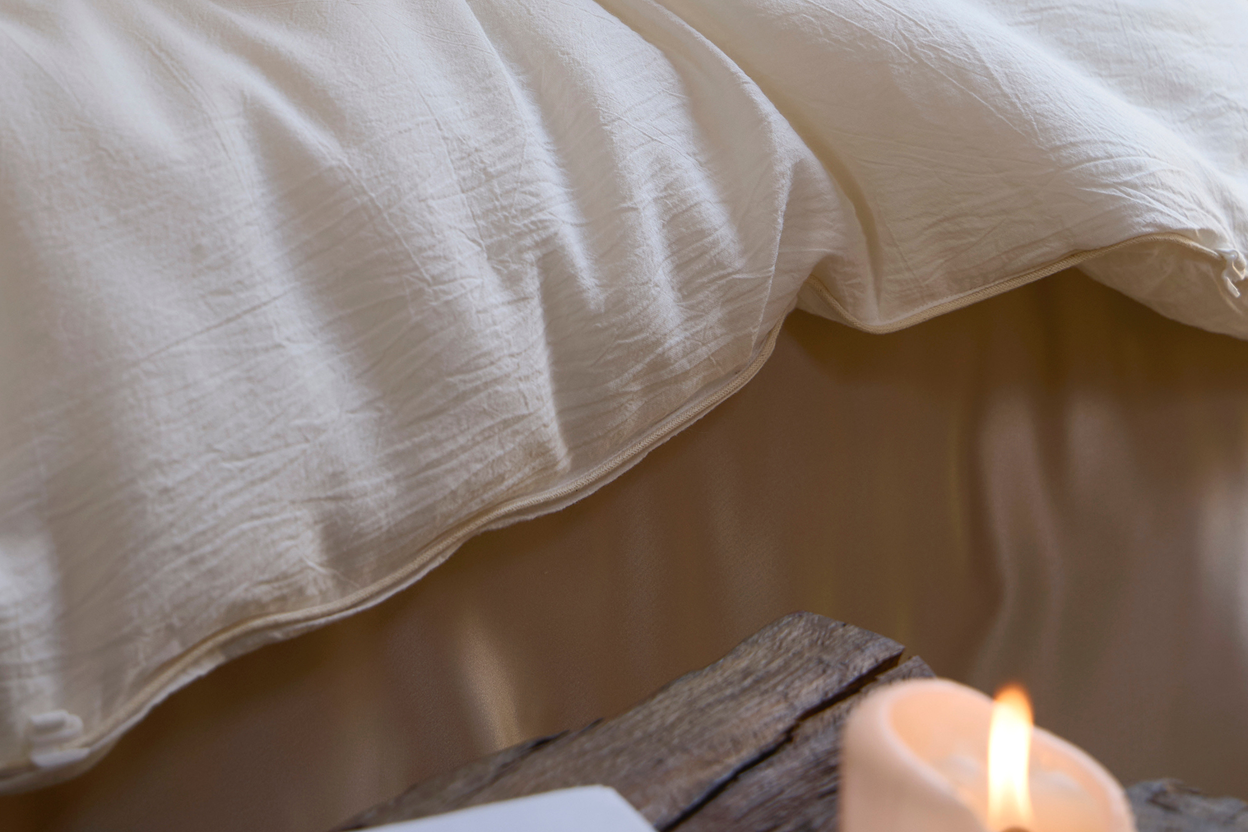 Sleeping with Sensitive Skin? Here’s Why Silk Bedding Works Better